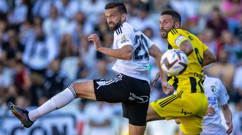 Grego Sierra y Borja Bastón disputan un balón durante el Burgos-Real Oviedo