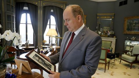 El prncipe Alberto observa un retrato de su madre, Grace Kelly, en su despacho de palacio