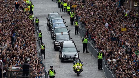 Multitud de personas se congregan en Edimburgo para ver pasar los restos mortales de Isabel II