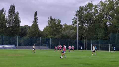 Carlos Pomares, con el balón, en el entrenamiento del Real Oviedo