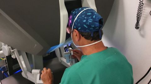 Un cirujano urolgico, operando en la consola del robot Da Vinci del Hospital Universitario A Corua (Chuac) 