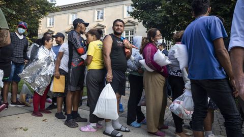 El centenar de migrantes enviados a la residencia oficial de la vicepresidenta Kamala Harris fueron acogidos por varias oenegés.