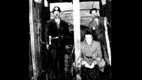 Mineros del pozo Santiago (Aller, Asturias), acompañados por un guardia civil durante las huelgas de 1962