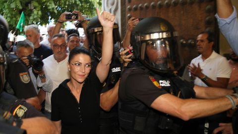 Macarena Olona en su entrada a la Universidad de Granada ayer.