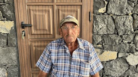 Emilio Viña tiene que vivir ahora en su bodega, al lado del volcán.