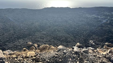 Obras en la carretera sobre la lava, de La Laguna a Las Norias (algo más de 3,5 kilómetros), con el mar al fondo, donde se formó una fajana