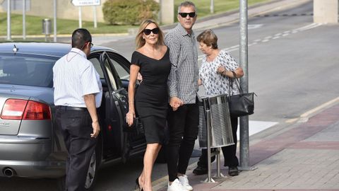 Ana Obregón y su amigo Ra, a la llegada este domingo al tanatorio para dar el último adiós a su padre, de 96 años