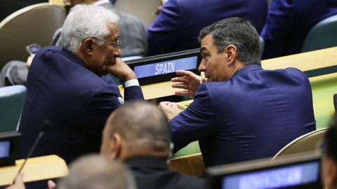 El presidente del Gobierno, Pedro Sánchez, conversando este martes con el primer ministro de Portugal, António Costa, durante la apertura de la Asamblea General de la ONU en Nueva York