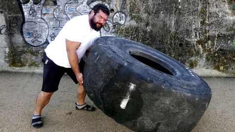 Roberto Rodrguez la semana pasada, levantando un neumtico de ms de 350 kilos
