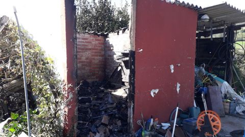 Incendio en una caseta de aperos, próxima a una vivienda, en la localidad de Felgueres de Miravalles