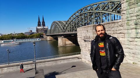 Diego Campos, a carón da ponte Hohenzollern, sobre o Rin, e ao fondo, a famosa catedral gótica de Colonia.