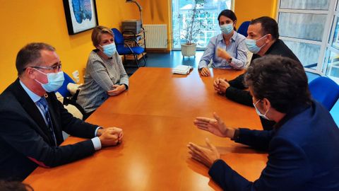 De izquierda a derecha, el consejero de Salud, Pablo Fernández Muñiz; la alcaldesa de Colunga, Sandra Cuesta Vigil; la coordinada de equipos de Atención Primaria, Carmen Menéndez Busto; el director de Gestión de Cuidados y Enfermería, Julio González Bastida, y el subdirector de Atención Sanitaria y Salud Pública del área VI, José María Nieto
