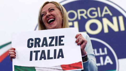 Giorgia Meloni, líder del ultraderechista Hermanos de Italia, celebrando su triunfo en las elecciones legislativas