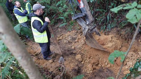 Primeras excavaciones en la fosa de Piloña