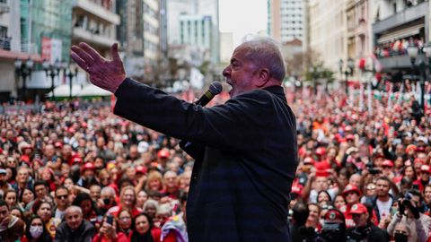 El expresidente brasileño Lula da Silva habla durante un mitin en Curitiba.