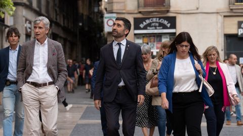 El vicepresidente catalán, Jordi Puigneró, en el centro, y el resto de consejeros de Junts, hoy, a su llegada al Palau de la Generalitat para la reunión del Gobierno convocada por Pere Aragonès.