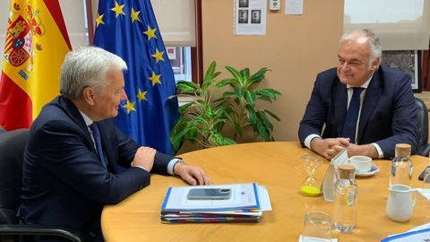 Gonzlez Pons (d) con el comisario de Justicia europeo, Didier Reynders (i).