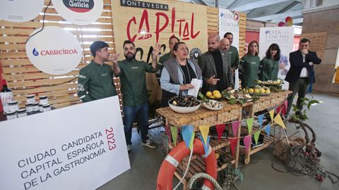 Los concejales, Yoya Blanco e Ivn Puentes, con la Banda Cocia , este martes en el Mercado de Pontevedra