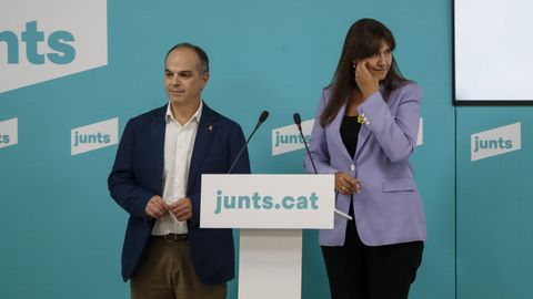 El secretario general de JxCat, Jordi Turull, y la presidenta del partido, Laura Borràs, en su comparecencia tras la ejecutivo de la formación para decidir si abandonaban el  Gobierno catalán