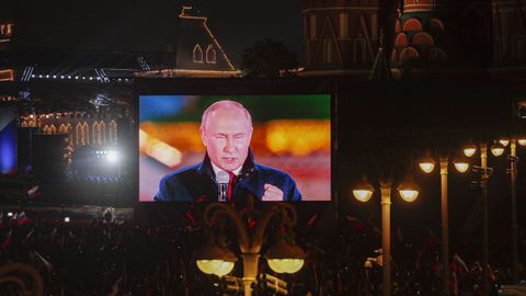 Retransmisión de la intervención de Vladimir Putin este viernes en la plaza Roja de Moscú