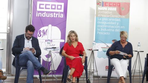 Yolanda Díaz, en el centro y de rojo, en el acto de Comisiones Obreras celebrado en Vigo.