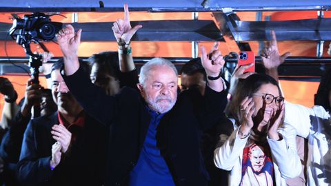 Lula y su esposa, saludan a los simpatizantes de su partido tras conocerse los resultados de la primera vuelta de las elecciones brasileas