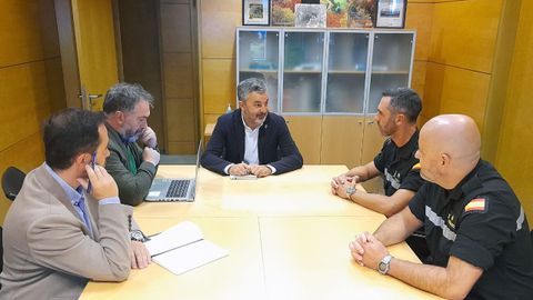 El director general del Medio Natural y Planificación Rural, David Villar; el director general de Infraestructuras Rurales y Montes, Fernando Prendes; el consejero de Medio Rural y Cohesión Territorial, Alejandro Calvo; el jefe del V Batallón de Intervención de Emergencias de la UME, el teniente coronel Daniel Constantino, y el comandante del V Batallón de la UME, Iván Fernández