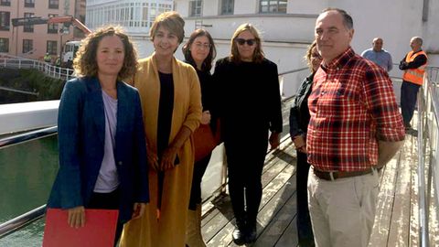 De izquierda a derecha: la directora general de Infraestructuras Viarias y Portuarias, Esther Díaz; la concejala de Urbanismo de Llanes, Marián García; la concejala de Llanes Lourdes Vegas; la jefa del servicio de Puertos e Infraestructuras del Transporte, Bárbara Monte; la concejala de Llanes Begoña Valle, y el concejal de Economía y Hacienda de Llanes, Lucio Carriles.