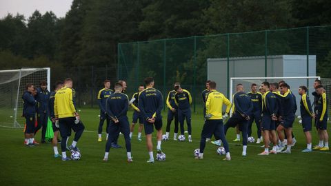 Concentración de los jugadores de la selección ucraniana de fútbol.