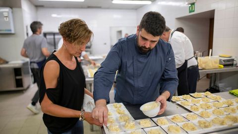 Pello Noriega, chef del Restaurante Castru Gaiteru, preparando los platos de ensaladilla rusa