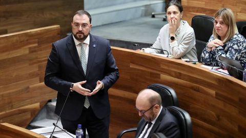 El presidente del Principado de Asturias, Adrián Barbón, interviene en el pleno de la Junta General del Principado