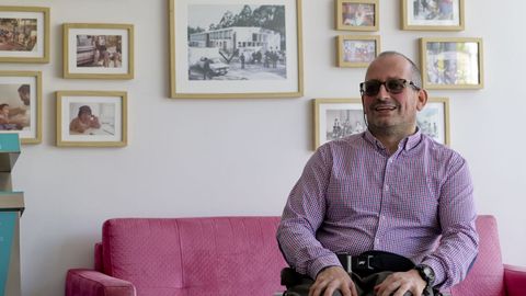 Jorge Liñares, que tiene parálisis cerebral, en una de las salas de las instalaciones de Aspace en A Coruña.