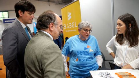 El consejero de Ciencia, Borja Snchez; el rector de la Universidad de Oviedo, Ignacio Villaverde, y la alcaldesa de Gijn, Ana Gonzlez, en uno de los puestos del Foro de Empleo