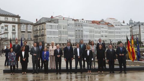El presidente del Gobierno, Pedro Sánchez, y el canciller alemán, Olaf Scholz, este miércoles, junto a los ministros que participaron en la cumbre hispano-alemana en A Coruña.