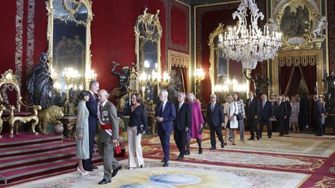 Los reyes Felipe VI y Letizia saludan a numerosas personalidades y autoridades en el Palacio Real