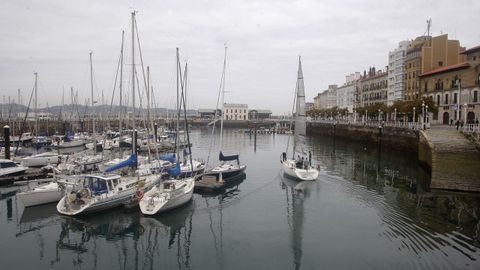 Vista del Puerto Deportivo de Gijón