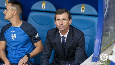 José Ángel Ziganda, junto a Alberto Martínez, antes del Oviedo-Huesca