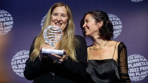 La autora Luz Gabás, ganadora del Premio Planeta, junto a la finalista, Cristina Campos