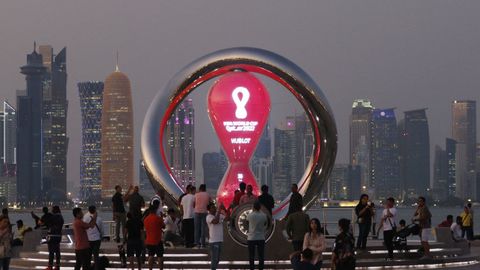 Imagen de la ciudad de Doha, con un reloj con la cuenta atrs para el Mundial de Catar