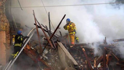 Los servicios de emergencia en uno de los lugares atacados por drones kamikazes rusos en Kiev