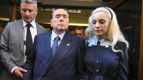 Berlusconi abandona una reunión con su grupo parlamentarios, acompañado de la diputada Marta Fascina.