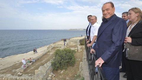 Foto de archivo de la visita en el 2015 a la anexionada Crimea de Putin y Berlusconi.