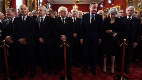En el centro de la imagen, los ex primeros ministros conservadores Boris Johnson, David Cameron y Theresa May, junto a sus predecesores en el cargo Tony Blair, Gordon Brown y John Major, el pasado septiembre, en uno los actos oficiales tras la muerte de Isabel II