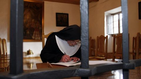 La madre superiora, Sor Beln, firma el acuerdo con la Diputacin que permiti ampliar el museo de arte sacro del convento de las clarisas. La foto es de marzo del 2008