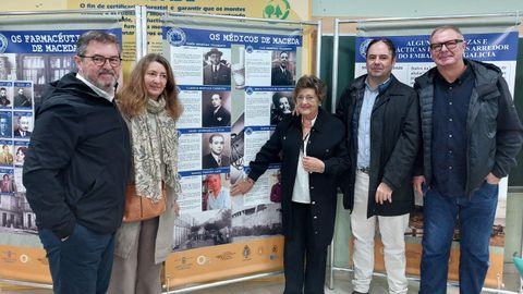 La familia del mdico Manuel Pascual, que cedi parte del material del Museo do Mdico Rural, en el acto celebrado en Maceda