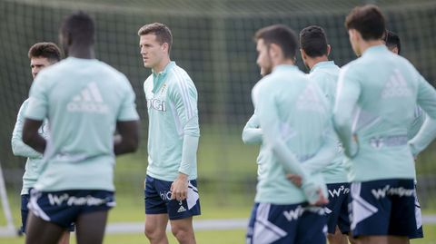 Los jugadores del Oviedo, con Tarín en primer plano, en El Requexón
