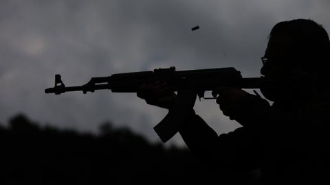 Imagen de archivo de un hombre utilizando un Kalashnikov.
