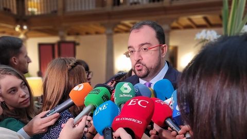 Adrián Barbón atiende a los medios de comunicación en el Hotel de la Reconquista