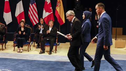 El presidente del Comit Olmpico Internacional, Thomas Bach, acompaado por el boxeador venezolano Eldric Sella Rodrguez  y la ciclista afgana Masomah Ali Zada, competidores ambos en los JJOO de Tokyo 2020 