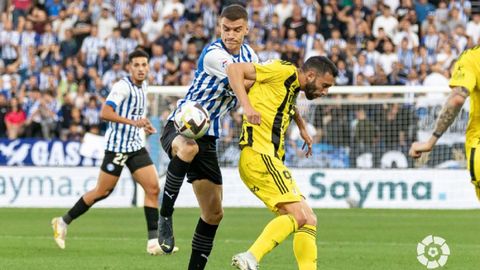 Maras y Borja Bastón disputan un balón durante el Alavés-Oviedo